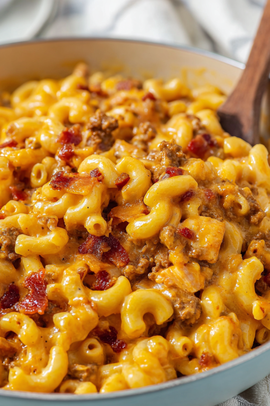 A bowl of macaroni and cheese with bacon.